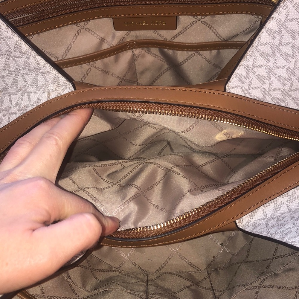 Michale kors purse - Picture 4 of 5